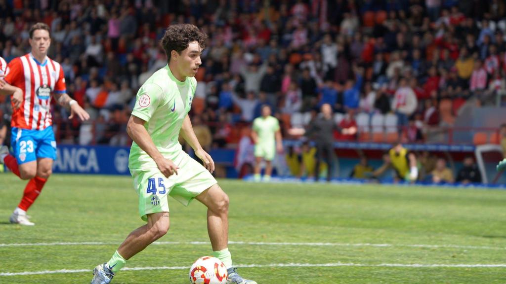 Jan Virgili encara al portero para marcar el primero de sus dos goles en Lugo