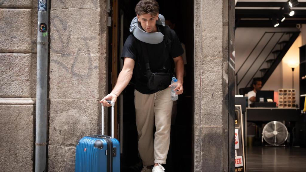 Un turista con maleta en el centro de Barcelona