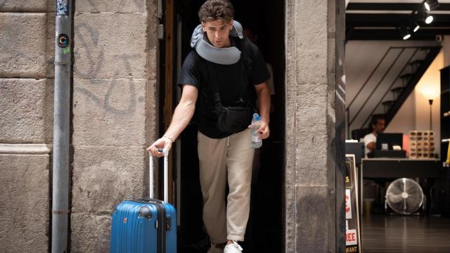 Un turista con maleta en el centro de Barcelona