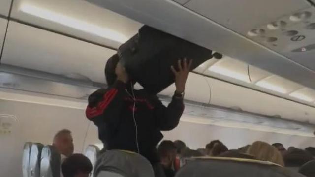 Un jugador del Barça aterriza en un vuelo comercial en Milán, antes del partido contra el Inter