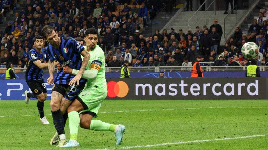 Francesco Acerbi marca el tercer gol del Inter de Milán al Barça ante Ronald Araujo