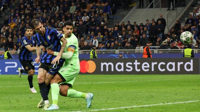 Francesco Acerbi marca el tercer gol del Inter de Milán al Barça ante Ronald Araujo