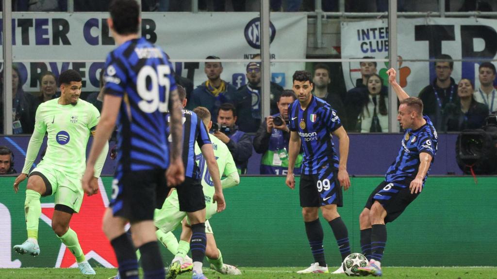 Davide Frattesi marca el gol de la victoria en el Inter de Milán-Barça, pese a la defensa de Pau Cubarsí y Ronald Araujo