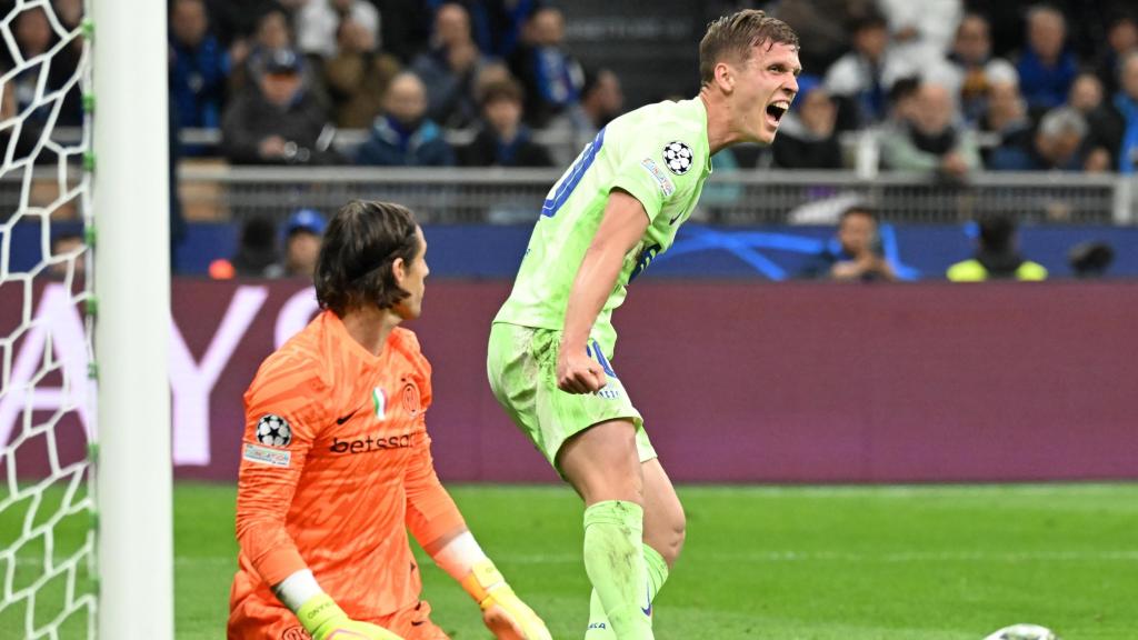 Dani Olmo celebra con rabia su gol en el Inter de Milán-Barça