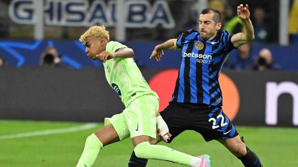 Henrikh Mkhitarian realiza una entrada sobre Lamine Yamal en el Inter-Barça