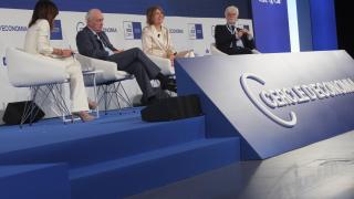 De izquierda a derecha:  Carmina Ganyet, vocal de la Junta del Cercle d’Economia; Nemesio Fernández-Cuesta, exsecretario de Estado de Energía (1996-1999) y copresidente del Grupo de Transición Energética de Alantra; Helena Viñes, presidenta de la Plataforma de la UE sobre Finanzas Sostenibles y consejera de la CNMV; Jim Skea, presidente del IPCC de las Naciones Unidas