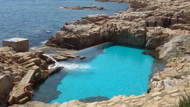 La piscina secreta de la Costa Brava: a tocar del mar y rodeada de un hermoso paisaje