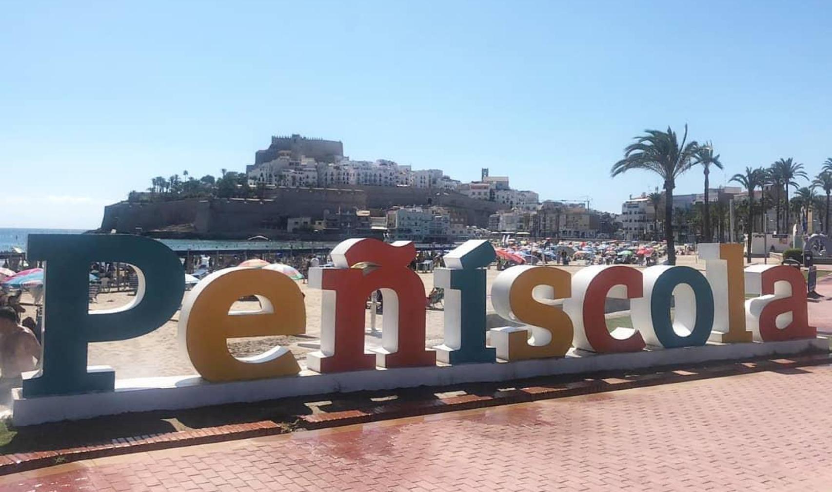 Letras de Peñíscola con el castillo del Papa Luna de fondo
