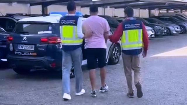 El fugitivo sobre el que pesaba una orden de detención europea con la Policía Nacional, en Girona.