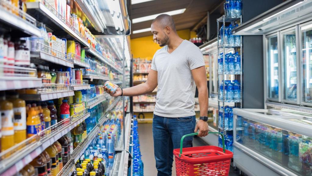 Persona en el supermercado