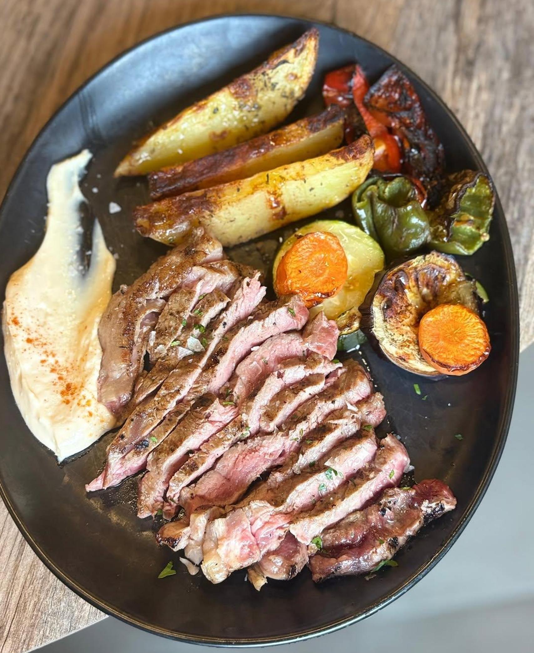 Plato con carne y verdura a la brasa