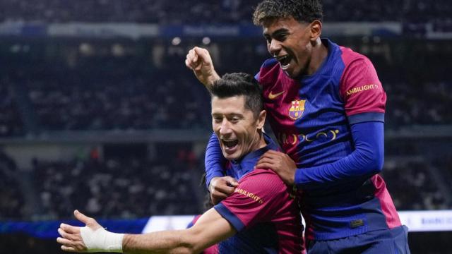 Lewandowski y Lamine celebran un gol del Barça en el Bernabéu