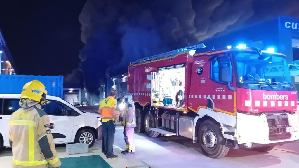 Bomberos trabajando en el incendio en una nave industrial en Vilanova i la Geltrú, en una imagen de archivo