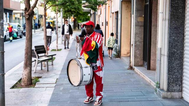 Recaudan fondos para evitar el desahucio de 'Sisplau', el aficionado más famoso del Girona FC, y su familia