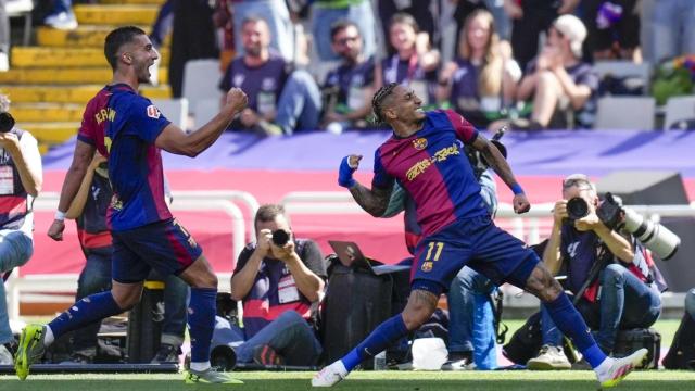 Raphinha celebra uno de sus goles al Real Madrid