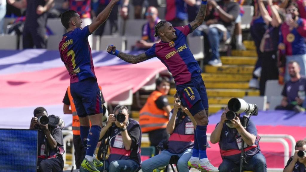 Ferran Torres y Raphinha celebran un gol en el Barça-Real Madrid