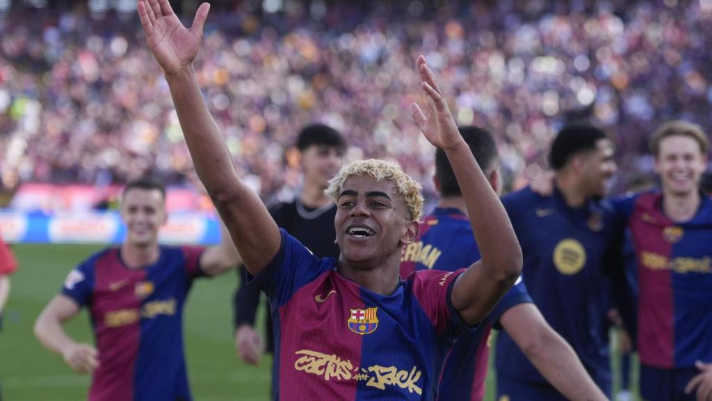 Lamine Yamal celebra la victoria del Barça con la afición