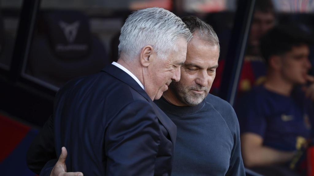 Hansi Flick saluda a Ancelotti