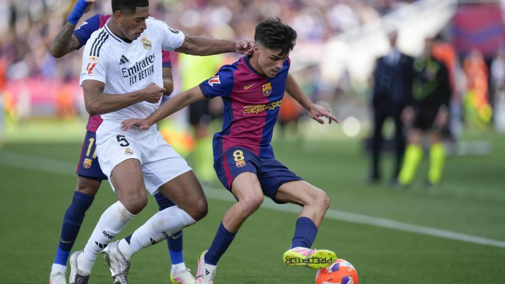 Pedri protege un balón en el Barça-Real Madrid