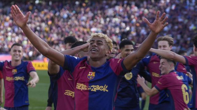 Lamine y sus compañeros celebran la victoria del Barça contra el Real Madrid
