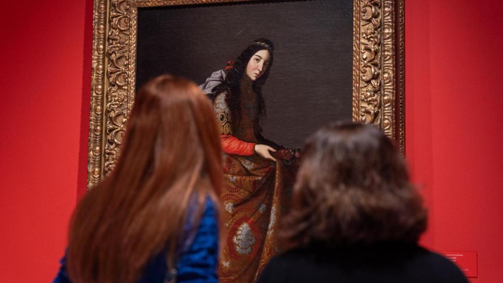 Dos personas observan el lienzo de Zurbarán ‘Santa Casilda’ (hacia 1635), propiedad del Museo Thyssen-Bornemisza de Madrid.
