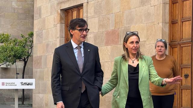 El presidente, Salvador Illa, junto a la consellera Eva Menor en el acto institucional por el Día Mundial contra la LGTBIfobia este martes.