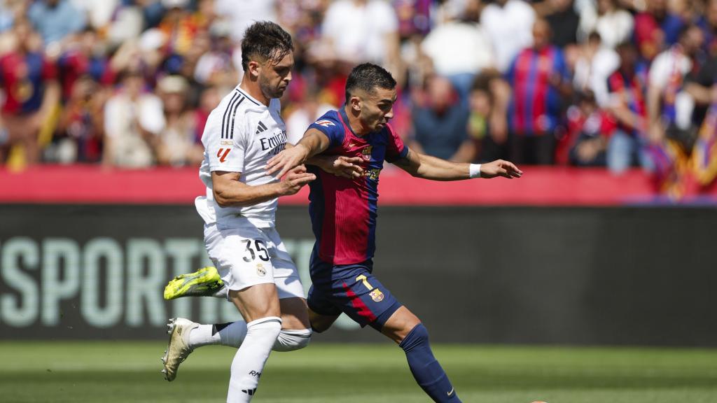 Raúl Asencio defiende a Ferran Torres durante el clásico Barça-Real Madrid de Montjuïc
