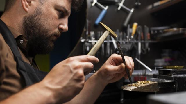 Un joyero fabrica una joya artesanalmente