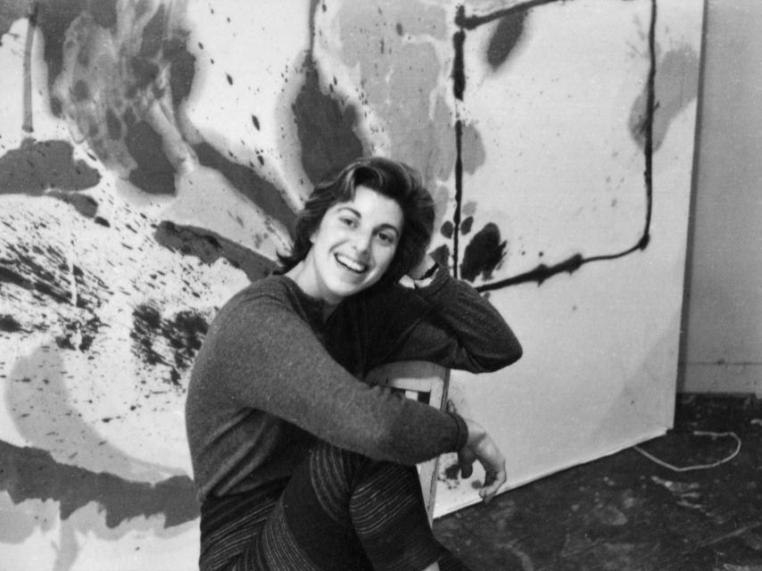 Frankenthaler en su estudio de la Tercera Avenida con Alassio (1960, obra en progreso), Nueva York, 1960.