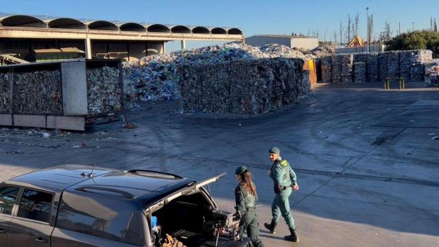 Efectivos del Seprona en uno de los vertederos donde se depositaban los residuos procedentes de Italia.