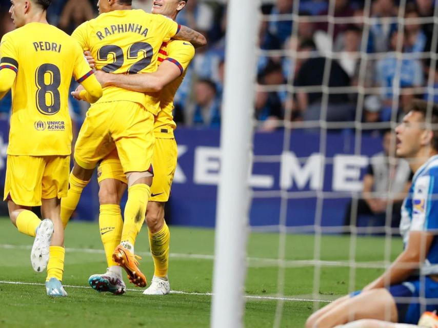 Los jugadores del Barça celebran un gol al Espanyol