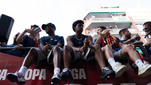 Ansu Fati, Alejandro Balde y Pablo Torre, en la rúa del Barça campeón de Liga por Barcelona