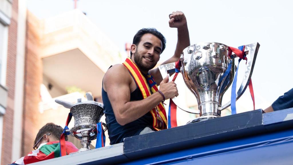 Éric García coge el trofeo de la Liga en la rúa del Barça