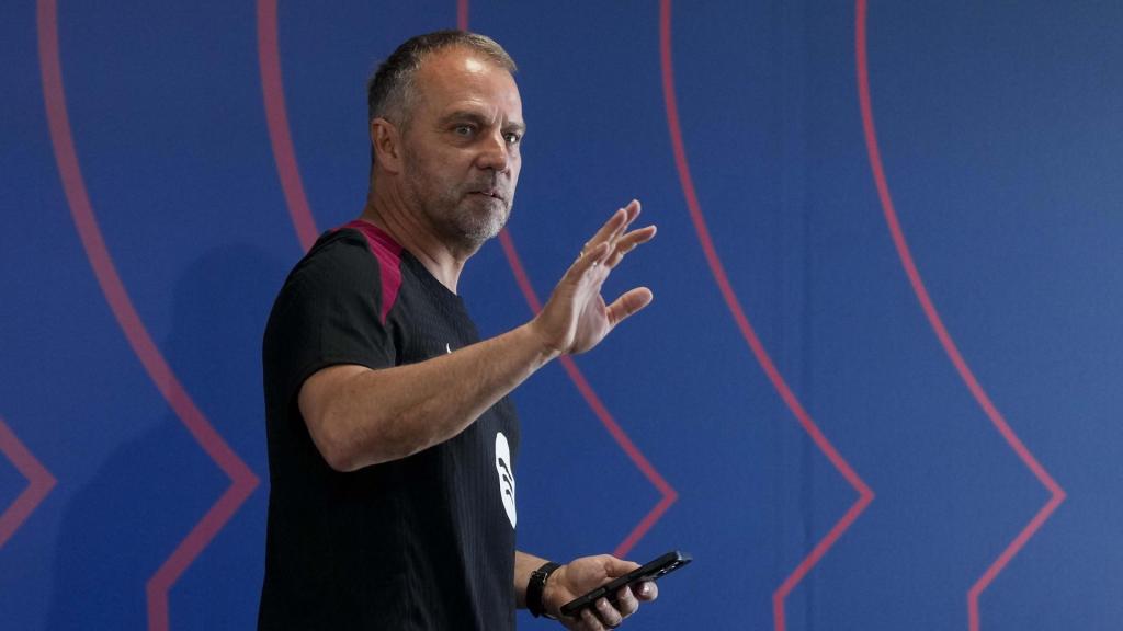 Hansi Flick saluda a los periodistas antes del Barça-Villarreal
