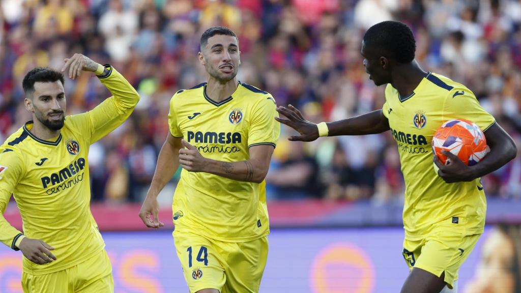 El Villarreal celebra el gol de Comesaña ante el Barça