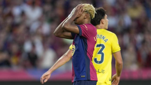 Lamine Yamal se lamenta tras la remontada del Villarreal al Barça en Montjuïc