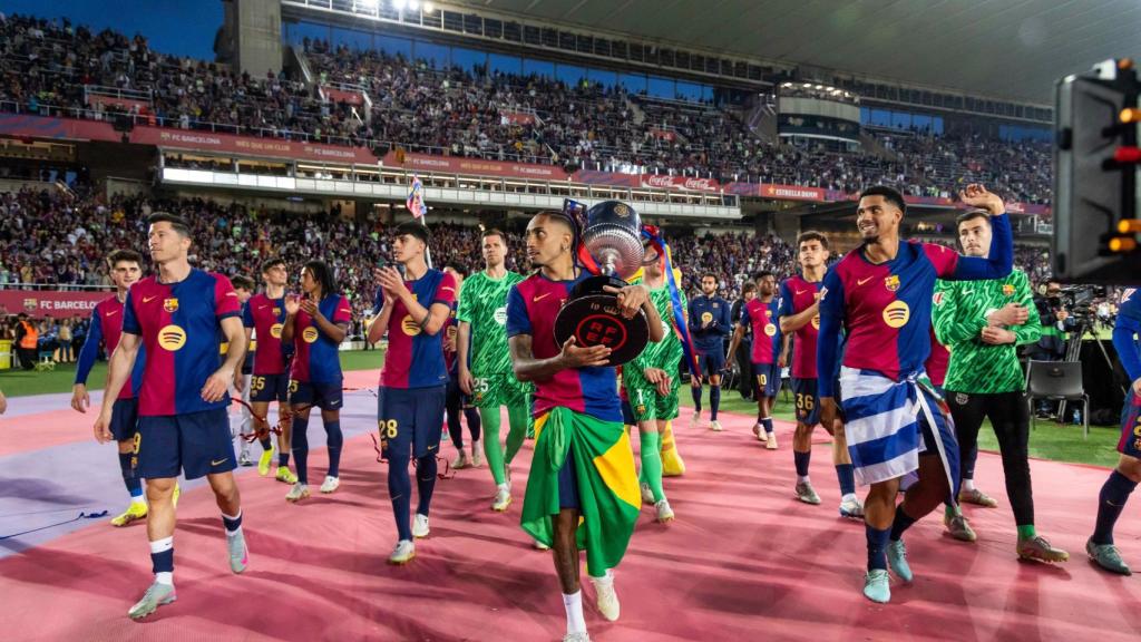 Los jugadores del Barça hacen la vuelta de honor en Montjuïc con los títulos de Liga y Copa