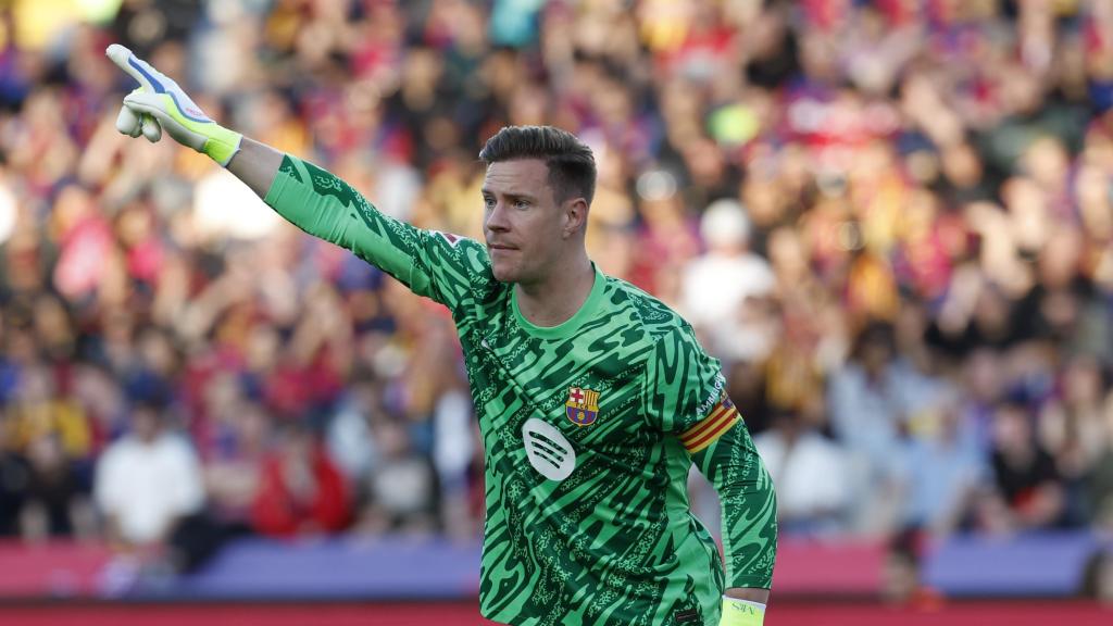 Ter Stegen, durante el partido del Barça ante el Villarreal, con el brazalete de capitán