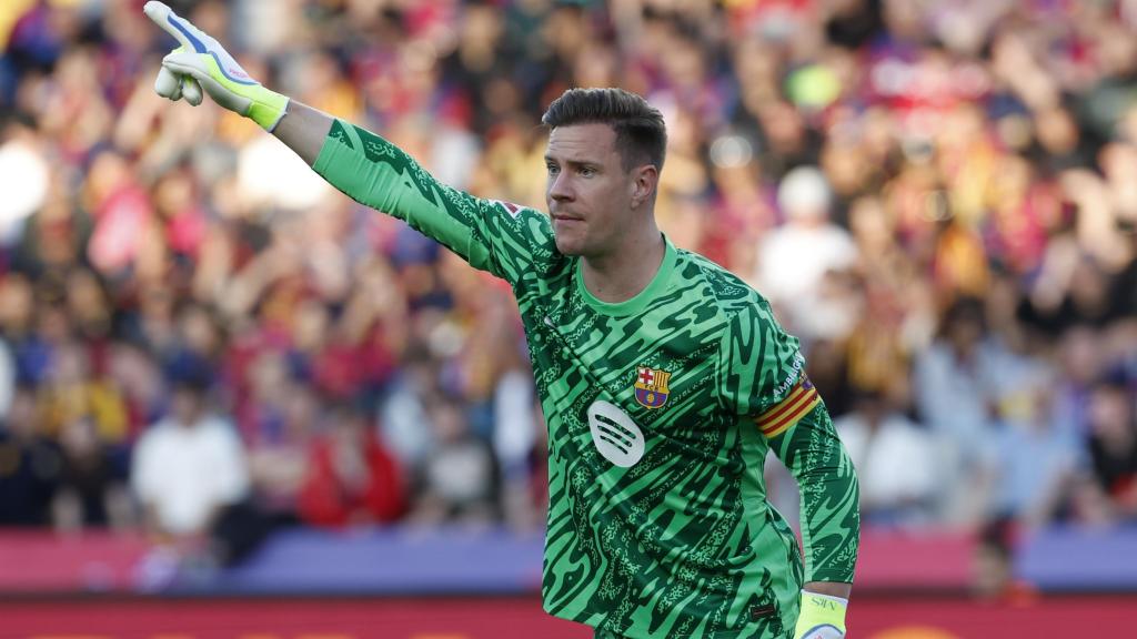 Ter Stegen, durante el partido del Barça ante el Villarreal, con el brazalete de capitán