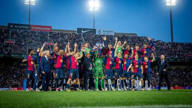 Joan Laporta levanta la Liga con la plantilla del Barça