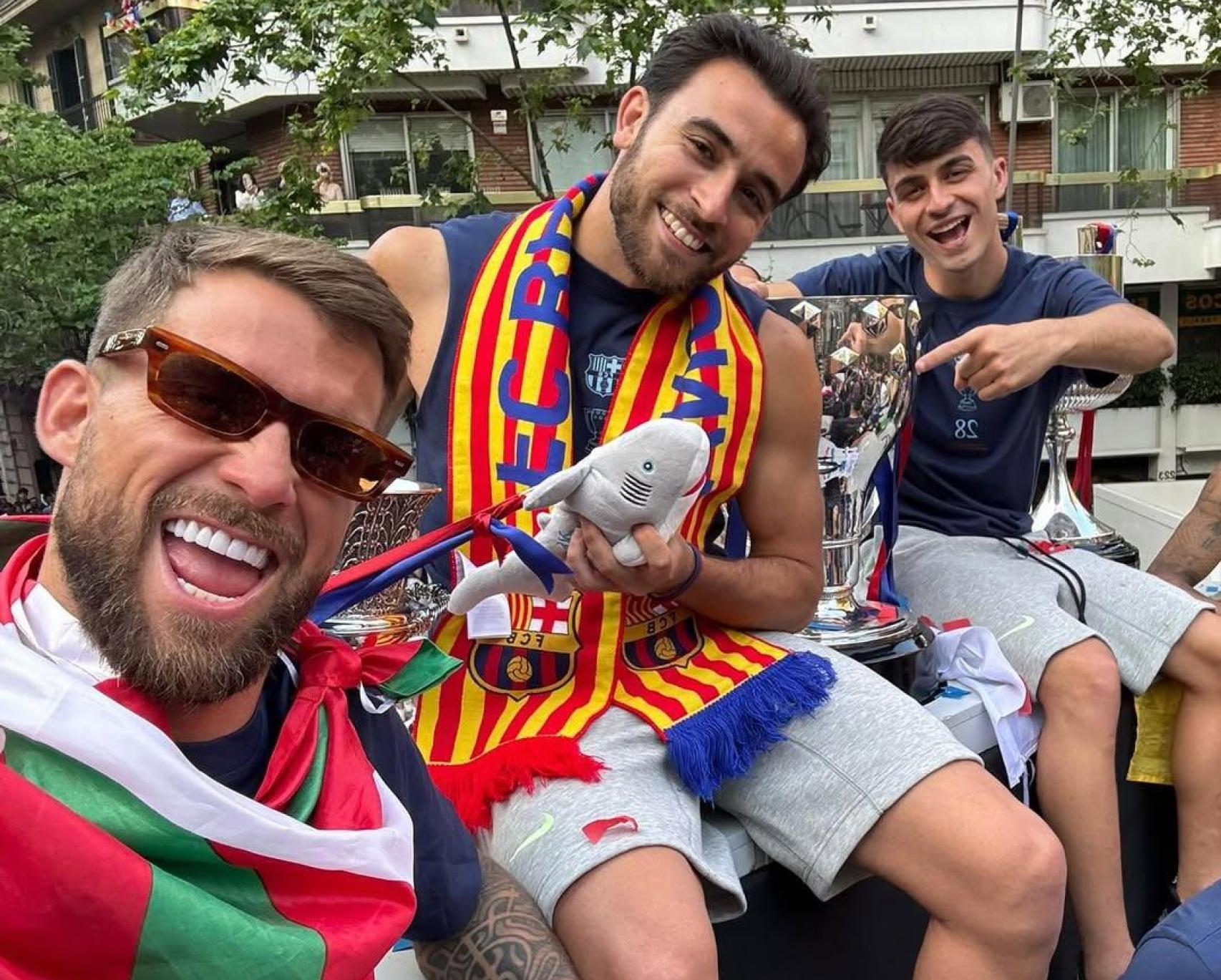 Éric García, Iñigo Martínez y Pedri con un peluche de un tiburón en la rúa del Barça