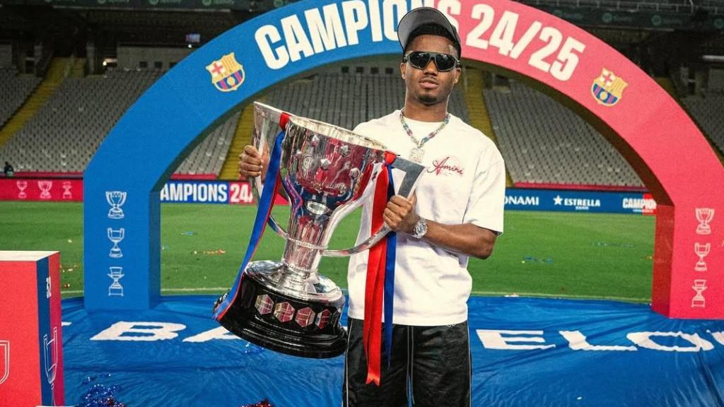 Ansu Fati posa con el trofeo de la Liga en Montjuïc