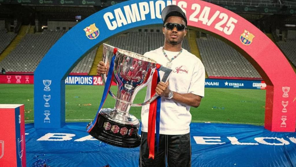 Ansu Fati posa con el trofeo de la Liga en Montjuïc