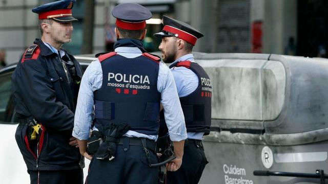 Agentes de los Mossos en el contenedor donde se encontraron los restos de la víctima