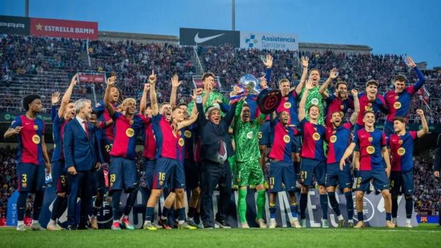Laporta levanta el título de Liga con los jugadores del primer equipo