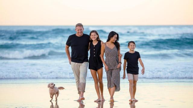 Familia a la orilla del mar