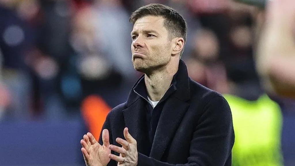 Xabi Alonso aplaude a la afición del Bayer Leverkusen