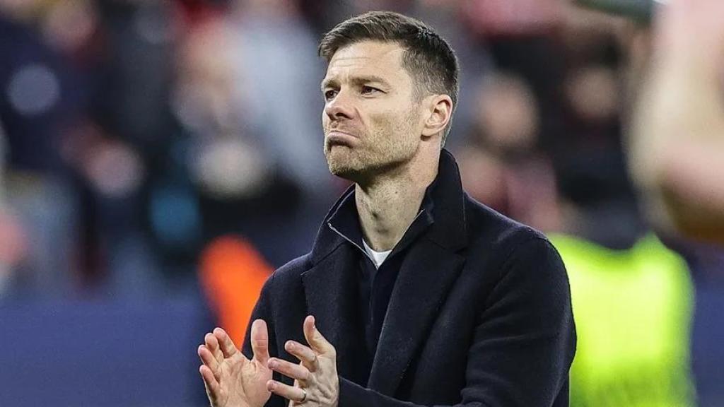 Xabi Alonso aplaude a la afición del Bayer Leverkusen