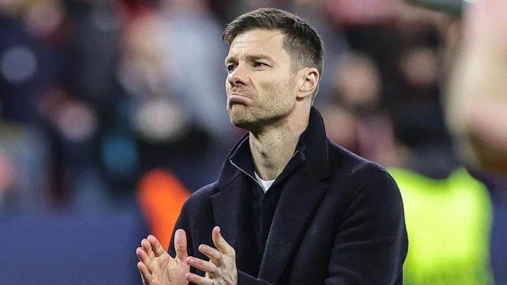 Xabi Alonso aplaude a la afición del Bayer Leverkusen
