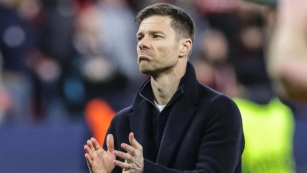 Xabi Alonso aplaude a la afición del Bayer Leverkusen